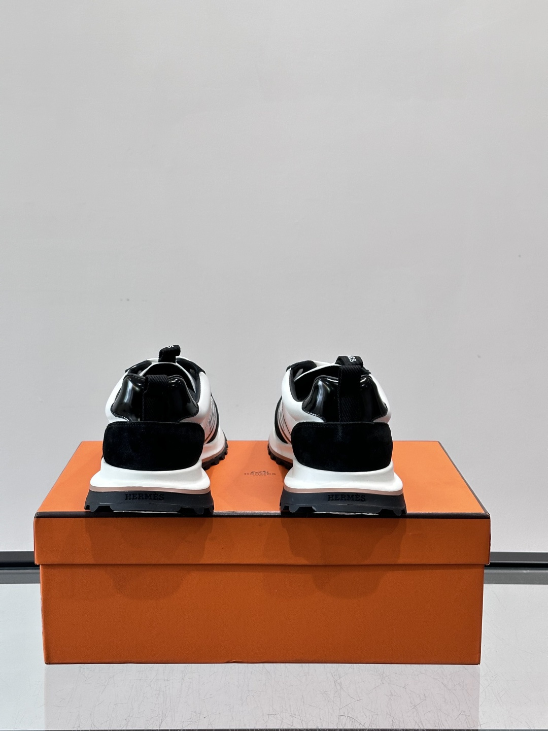 👟Hermès Mix Runner运动鞋，麂皮➕牛皮拼接，侧面“H”标志超有辨识度✨。橡胶鞋底抓地力强