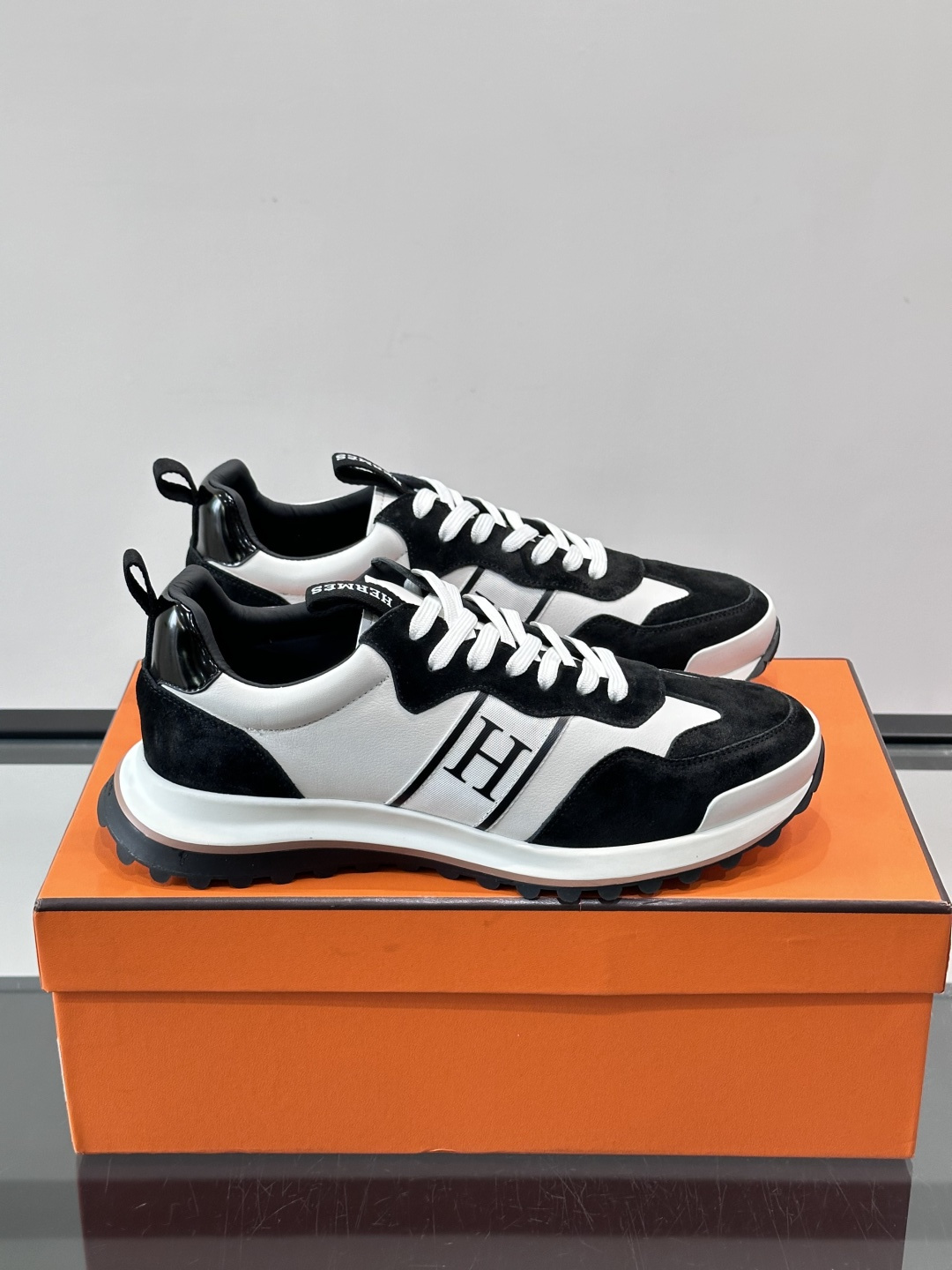 👟Hermès Mix Runner运动鞋，麂皮➕牛皮拼接，侧面“H”标志超有辨识度✨。橡胶鞋底抓地力强