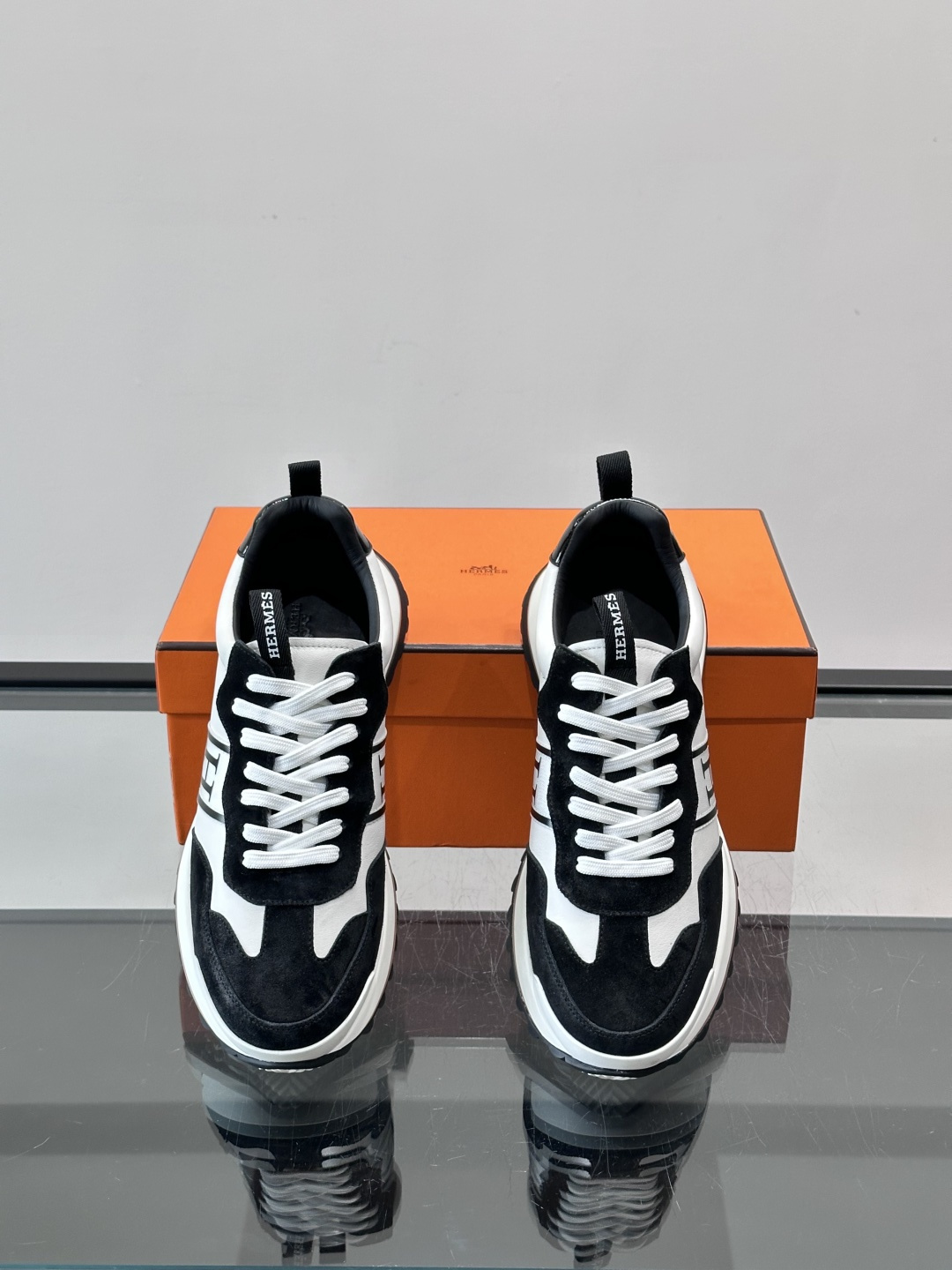 👟Hermès Mix Runner运动鞋，麂皮➕牛皮拼接，侧面“H”标志超有辨识度✨。橡胶鞋底抓地力强