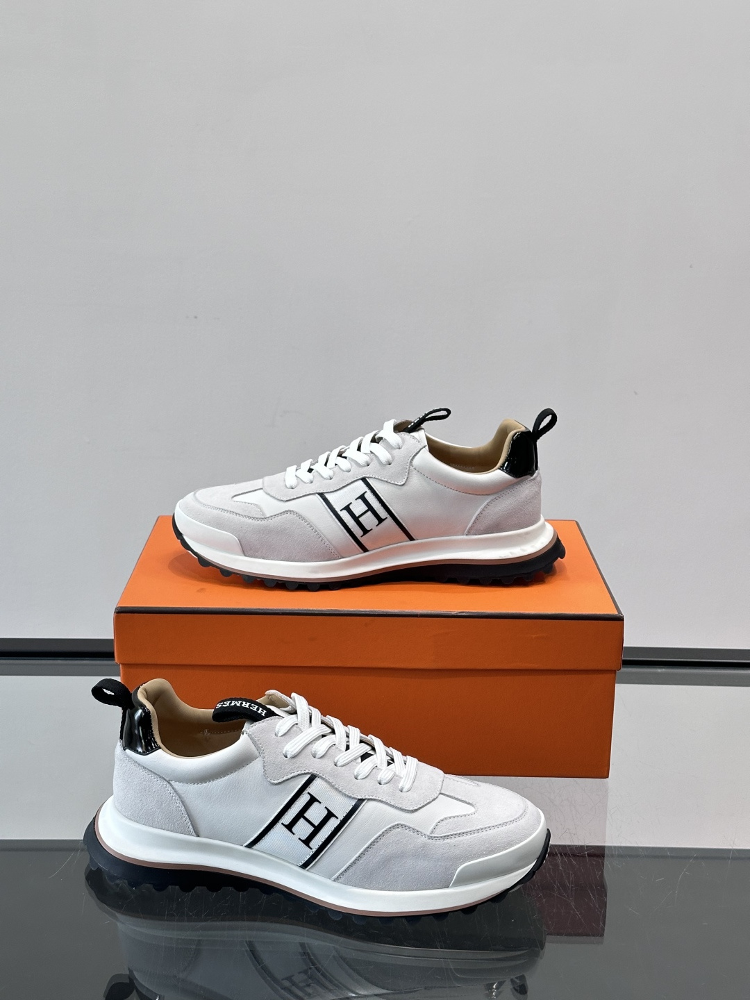 👟Hermès Mix Runner运动鞋，麂皮➕牛皮拼接，侧面“H”标志超有辨识度✨。橡胶鞋底抓地力强