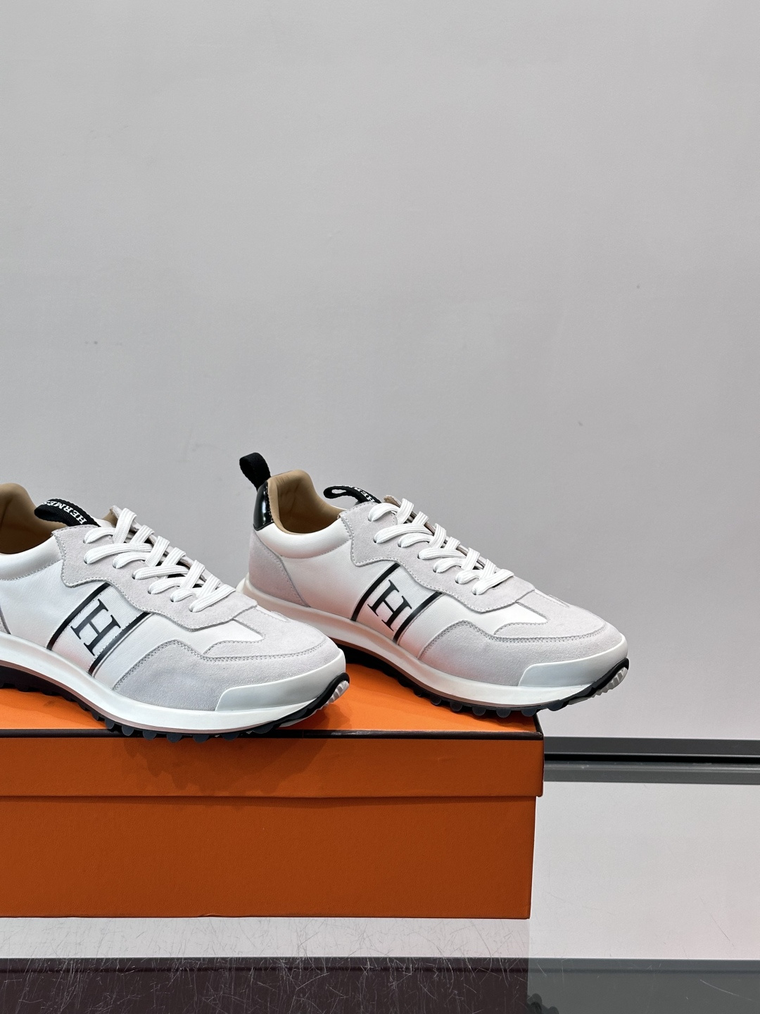 👟Hermès Mix Runner运动鞋，麂皮➕牛皮拼接，侧面“H”标志超有辨识度✨。橡胶鞋底抓地力强