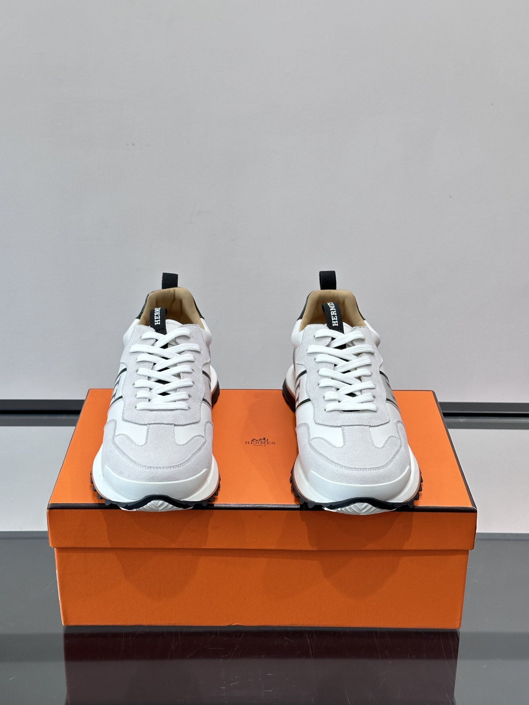 👟Hermès Mix Runner运动鞋，麂皮➕牛皮拼接，侧面“H”标志超有辨识度✨。橡胶鞋底抓地力强