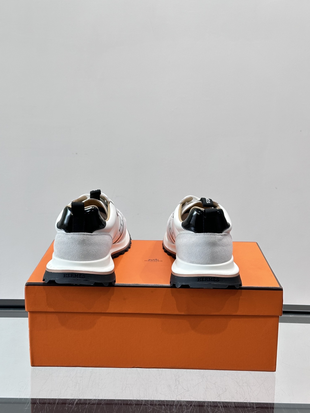 👟Hermès Mix Runner运动鞋，麂皮➕牛皮拼接，侧面“H”标志超有辨识度✨。橡胶鞋底抓地力强