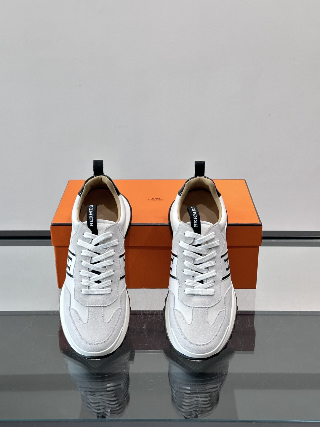 👟Hermès Mix Runner运动鞋，麂皮➕牛皮拼接，侧面“H”标志超有辨识度✨。橡胶鞋底抓地力强