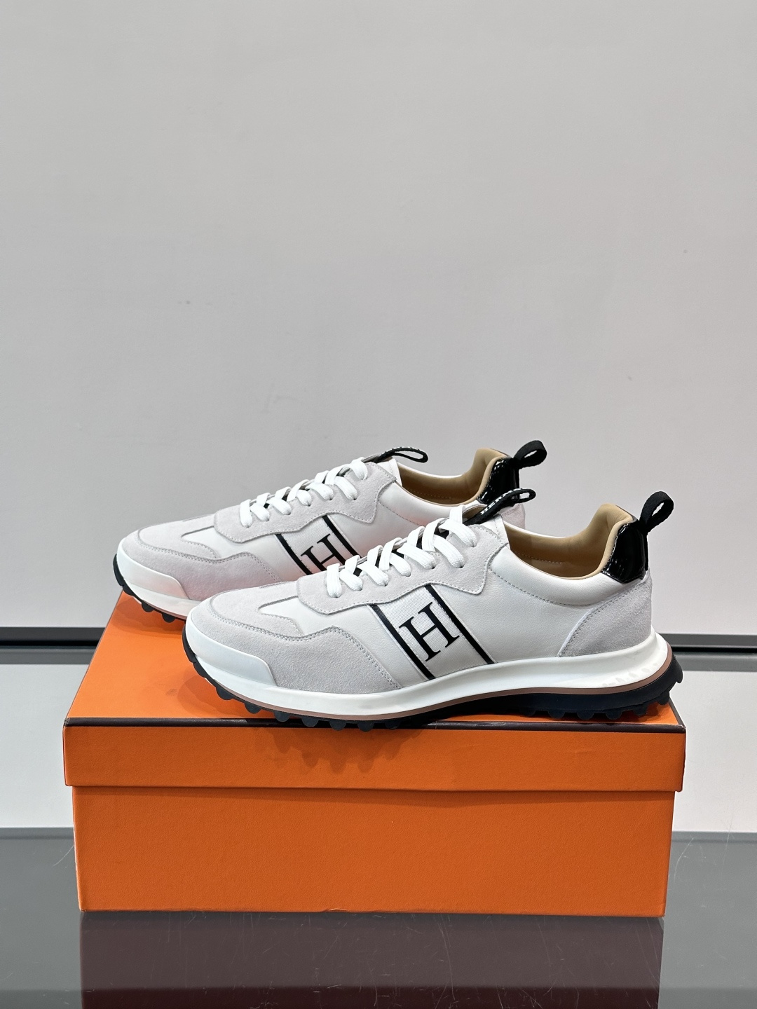 👟Hermès Mix Runner运动鞋，麂皮➕牛皮拼接，侧面“H”标志超有辨识度✨。橡胶鞋底抓地力强