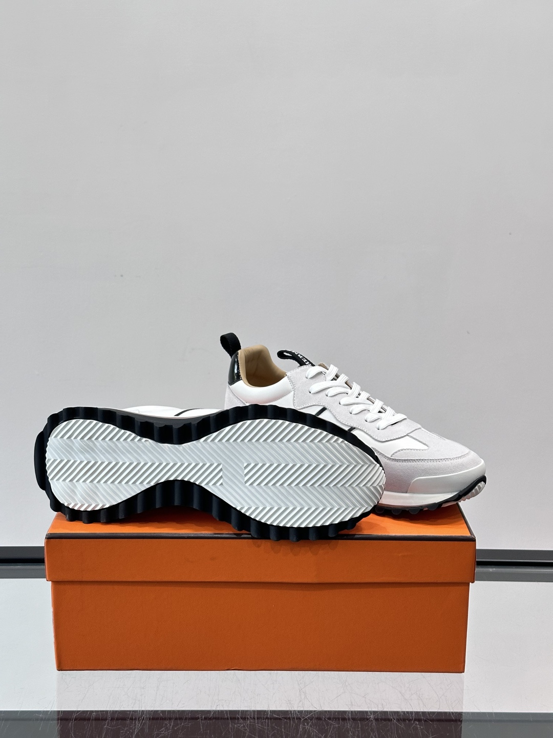 👟Hermès Mix Runner运动鞋，麂皮➕牛皮拼接，侧面“H”标志超有辨识度✨。橡胶鞋底抓地力强