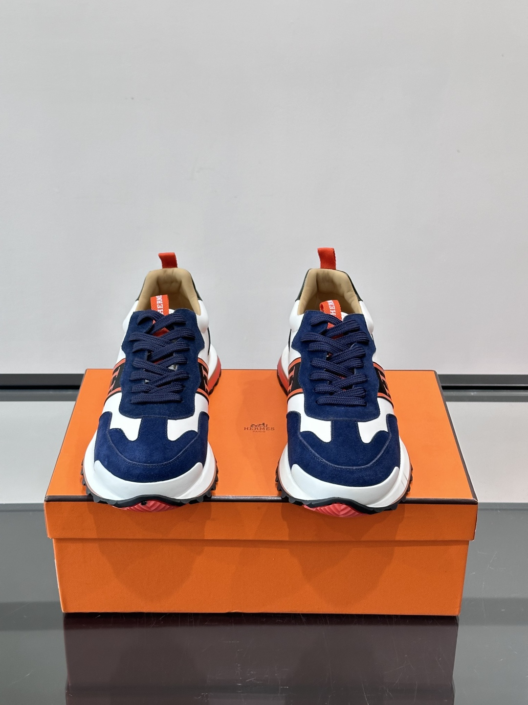 👟Hermès Mix Runner运动鞋，麂皮➕牛皮拼接，侧面“H”标志超有辨识度✨。橡胶鞋底抓地力强