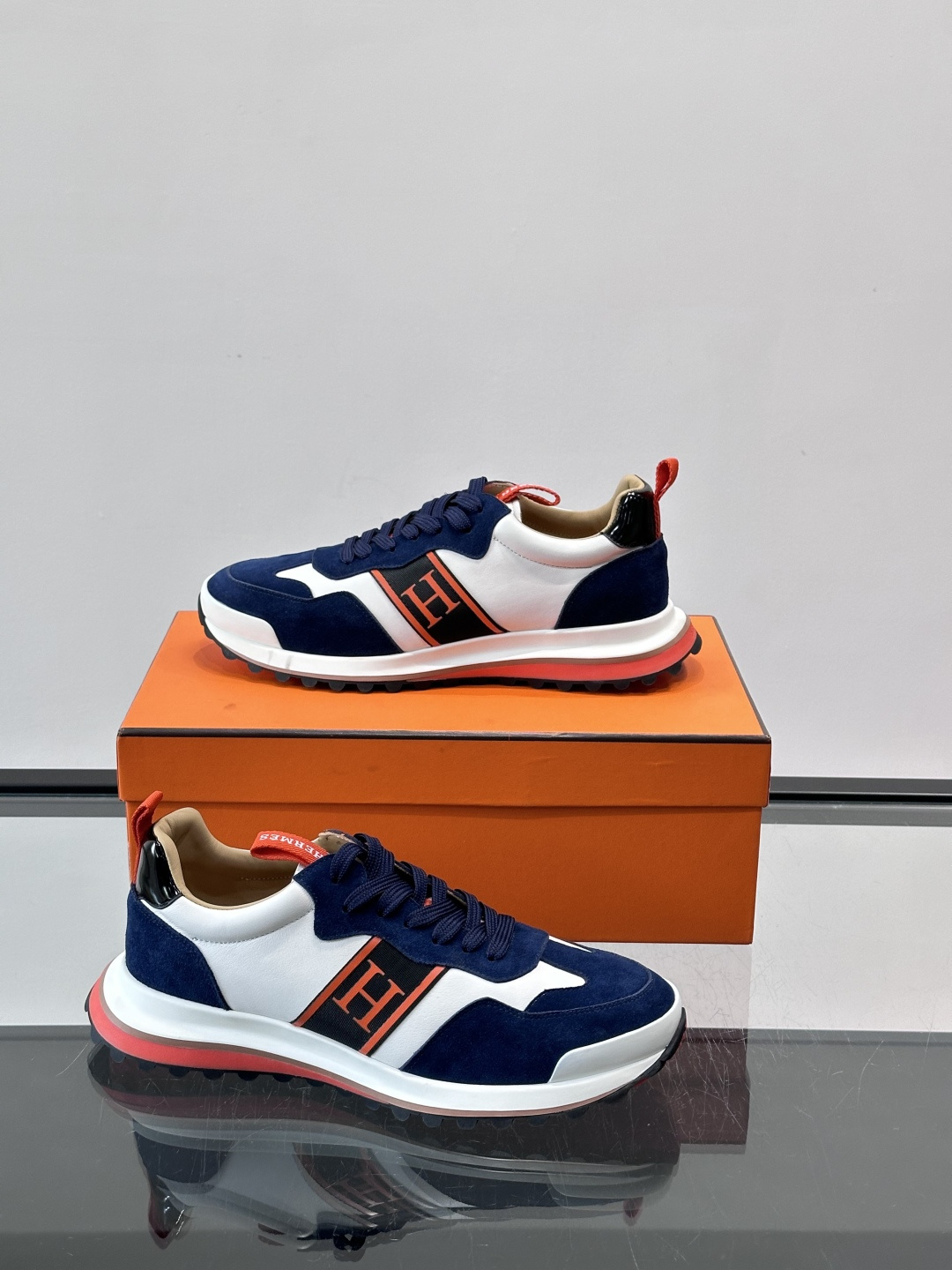 👟Hermès Mix Runner运动鞋，麂皮➕牛皮拼接，侧面“H”标志超有辨识度✨。橡胶鞋底抓地力强