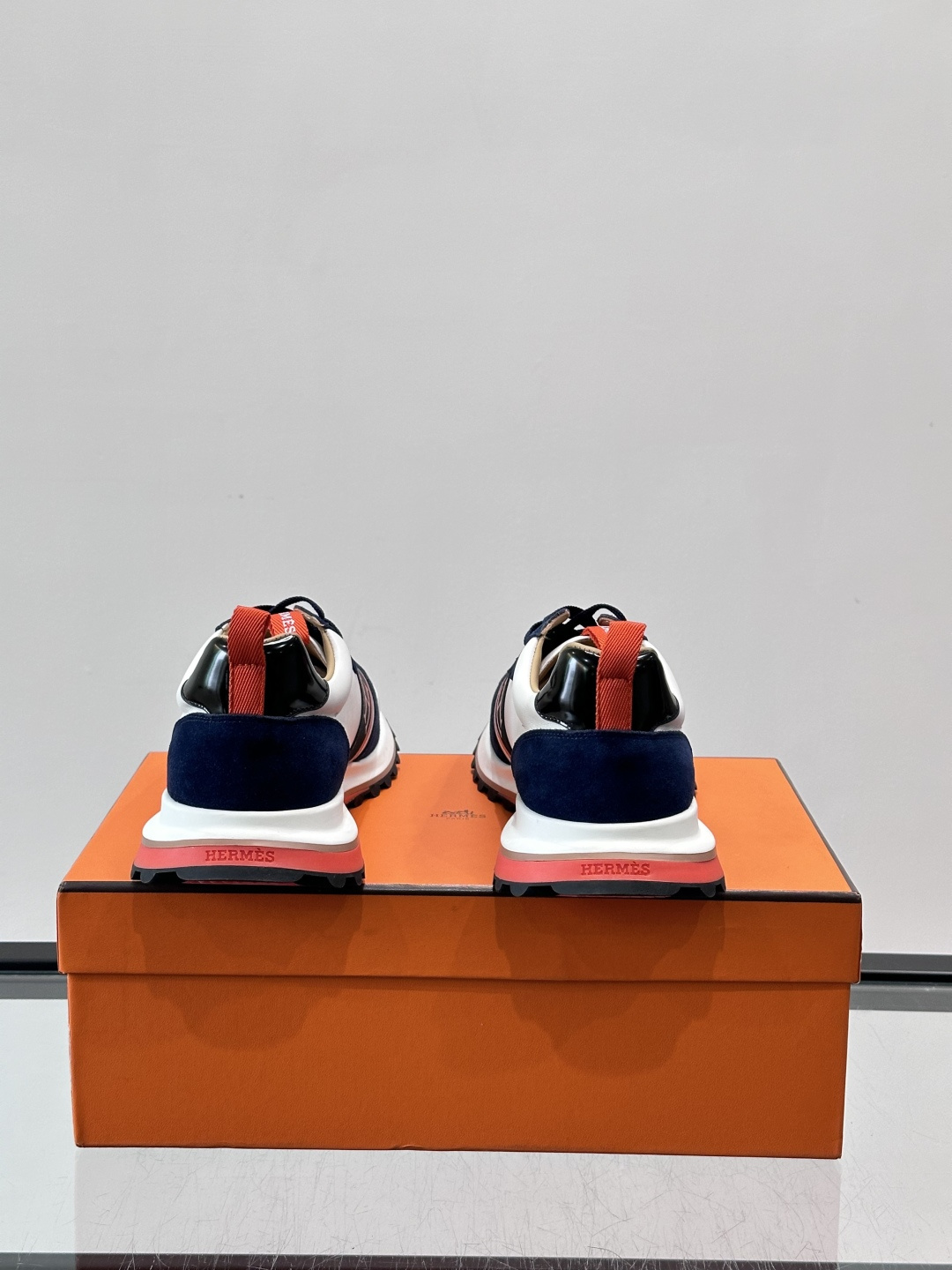 👟Hermès Mix Runner运动鞋，麂皮➕牛皮拼接，侧面“H”标志超有辨识度✨。橡胶鞋底抓地力强