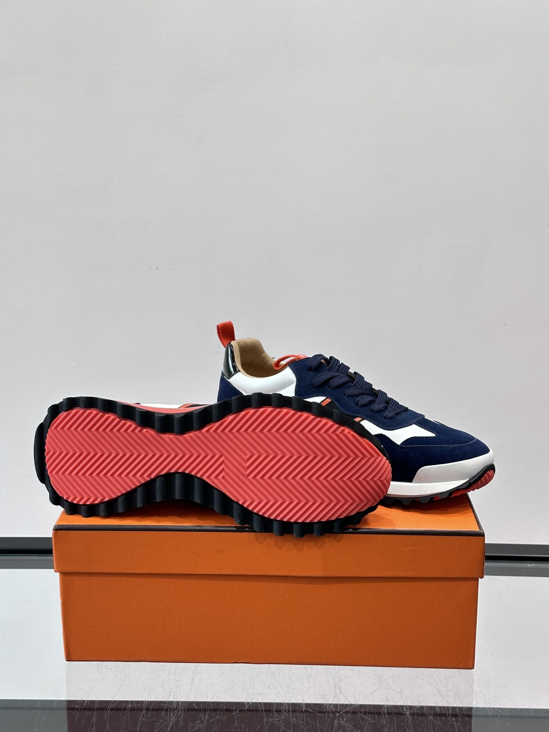 👟Hermès Mix Runner运动鞋，麂皮➕牛皮拼接，侧面“H”标志超有辨识度✨。橡胶鞋底抓地力强