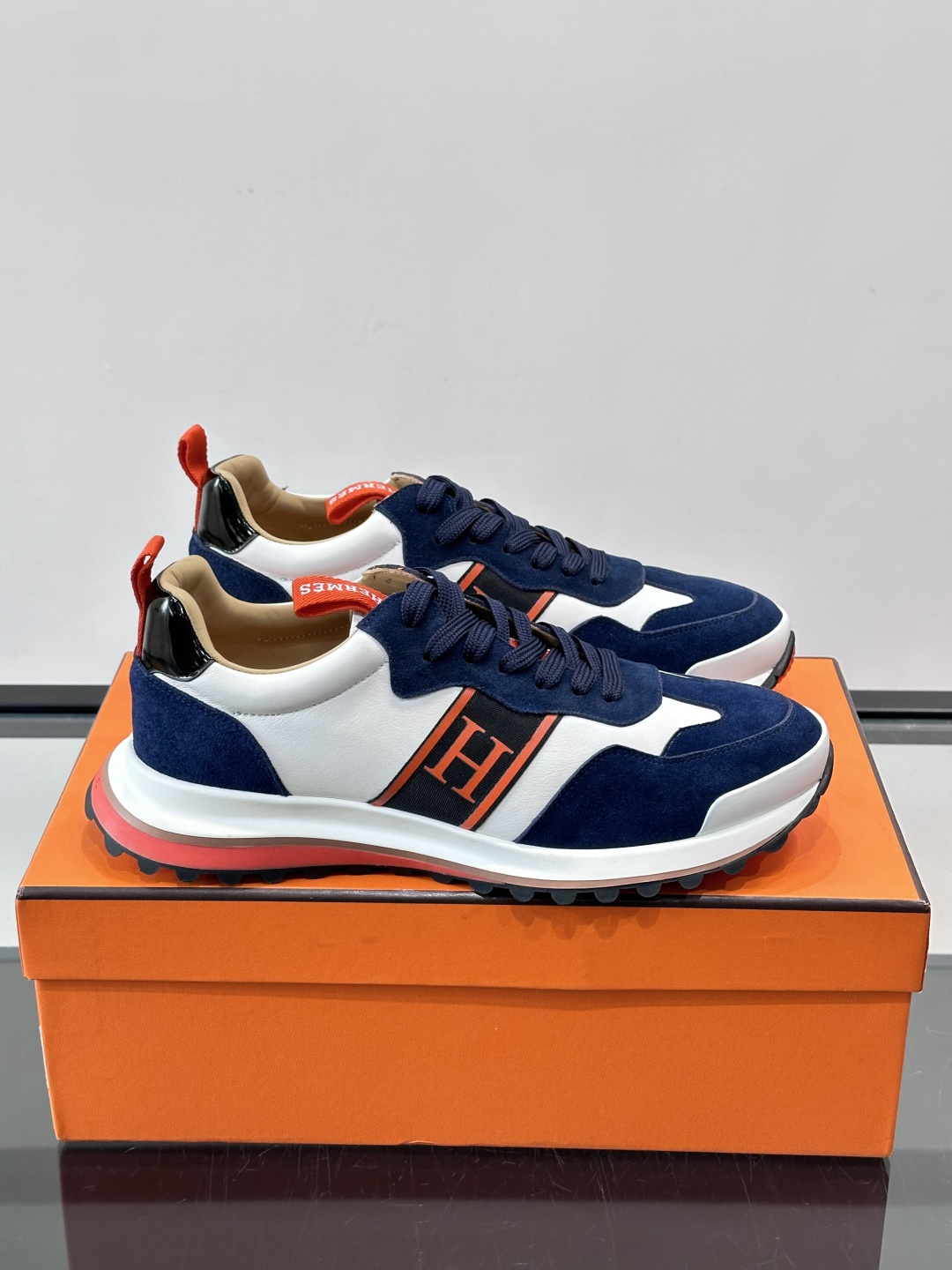 👟Hermès Mix Runner运动鞋，麂皮➕牛皮拼接，侧面“H”标志超有辨识度✨。橡胶鞋底抓地力强