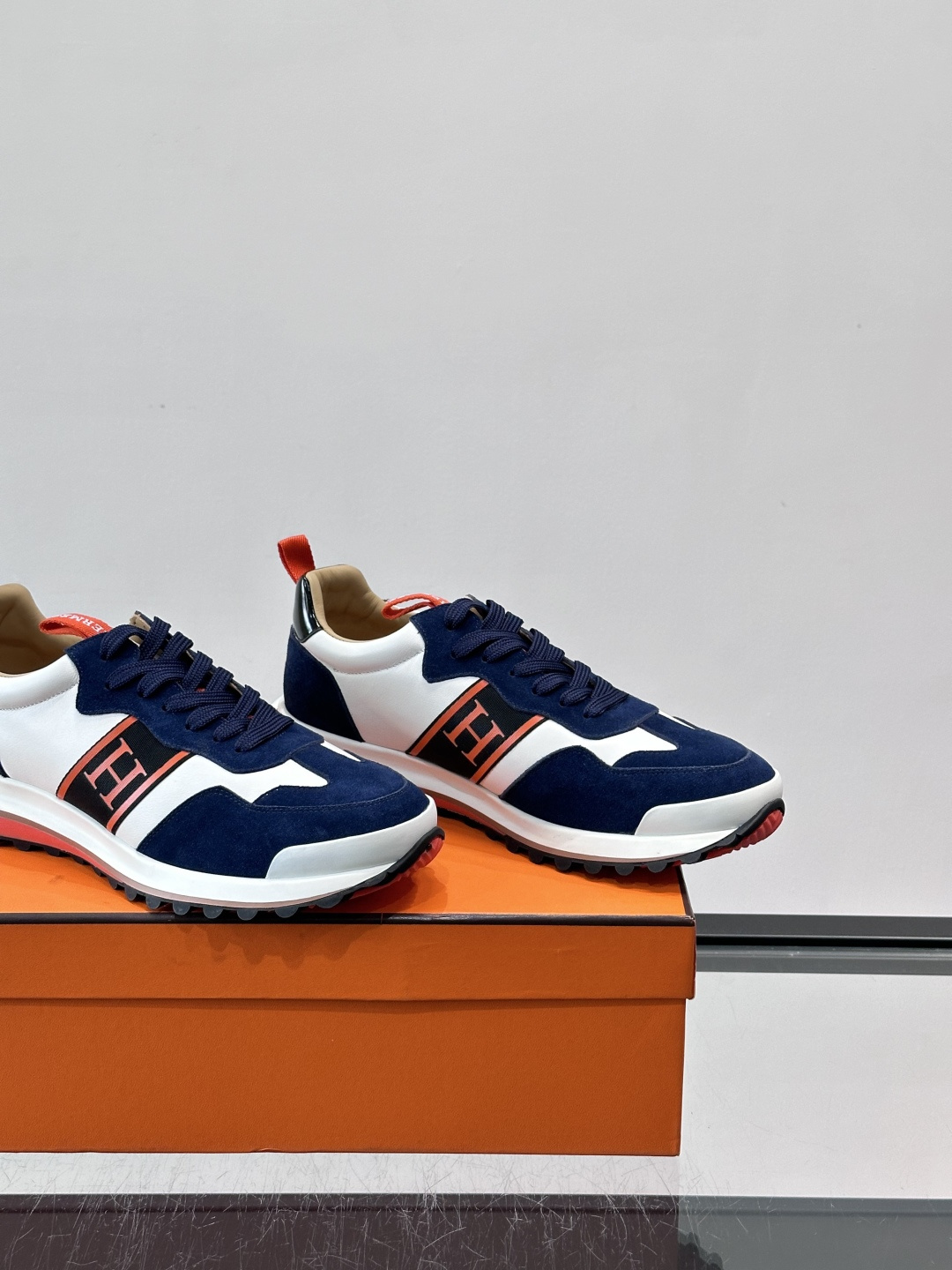 👟Hermès Mix Runner运动鞋，麂皮➕牛皮拼接，侧面“H”标志超有辨识度✨。橡胶鞋底抓地力强