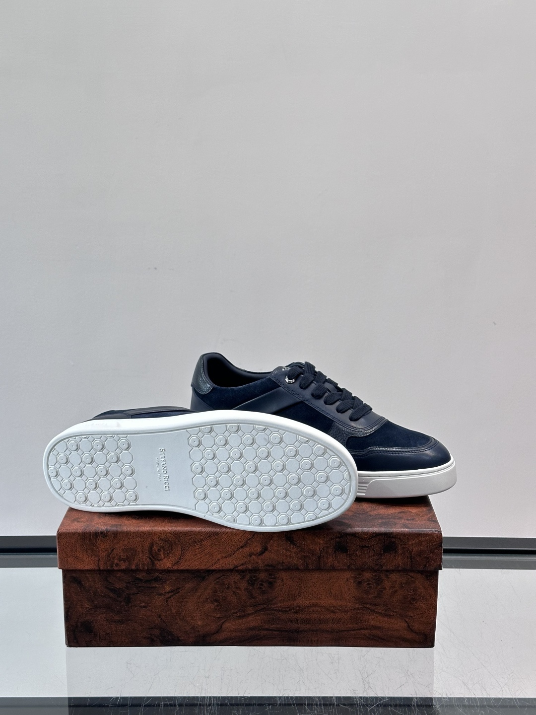 💙Stefano Ricci男士拼接运动鞋，意大利高端品牌出品，绒面与皮革拼接，质感细腻又耐用✨。橡胶鞋