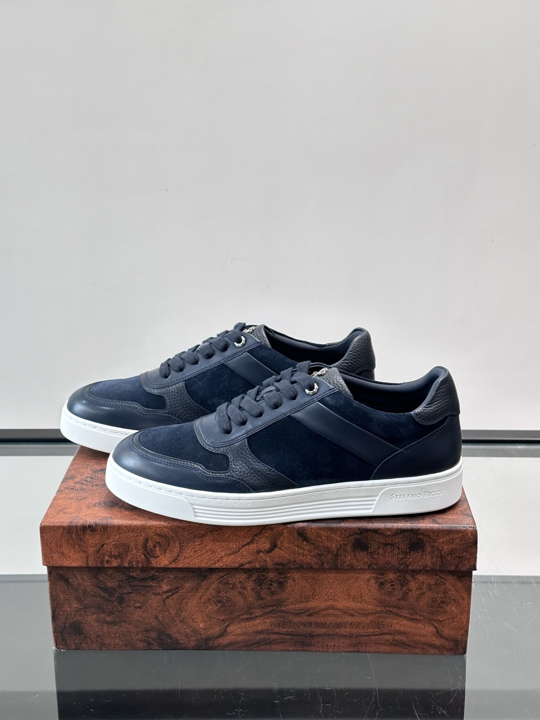 💙Stefano Ricci男士拼接运动鞋，意大利高端品牌出品，绒面与皮革拼接，质感细腻又耐用✨。橡胶鞋