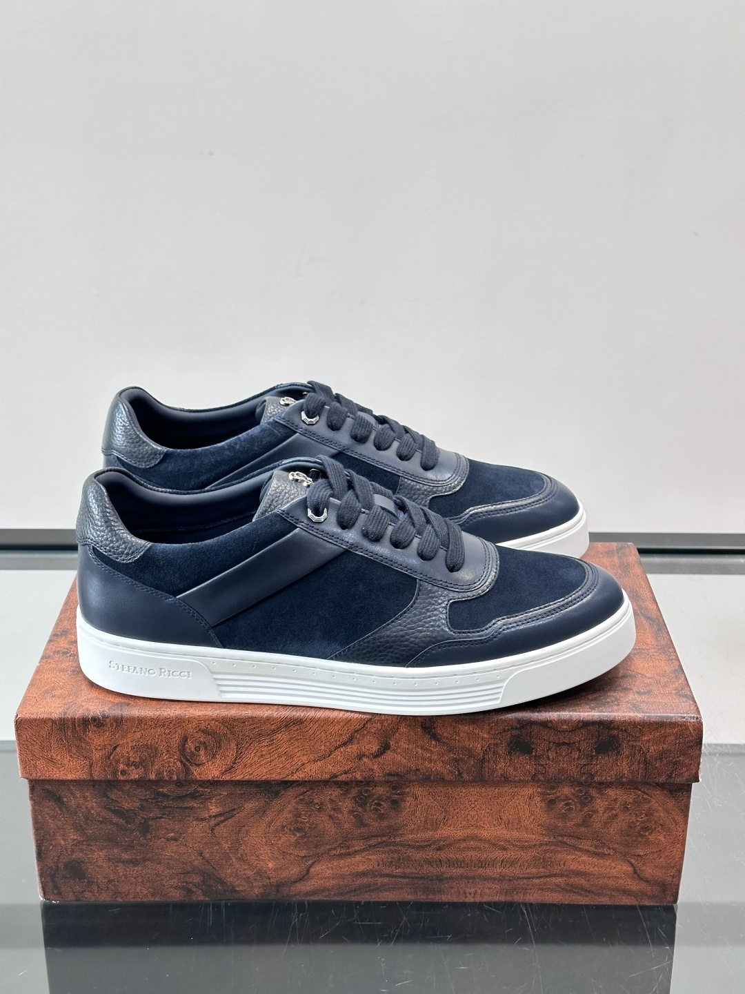 💙Stefano Ricci男士拼接运动鞋，意大利高端品牌出品，绒面与皮革拼接，质感细腻又耐用✨。橡胶鞋