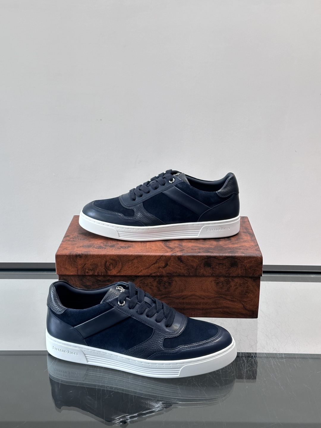 💙Stefano Ricci男士拼接运动鞋，意大利高端品牌出品，绒面与皮革拼接，质感细腻又耐用✨。橡胶鞋