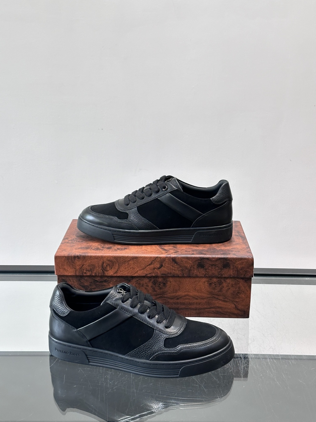 💙Stefano Ricci男士拼接运动鞋，意大利高端品牌出品，绒面与皮革拼接，质感细腻又耐用✨。橡胶鞋