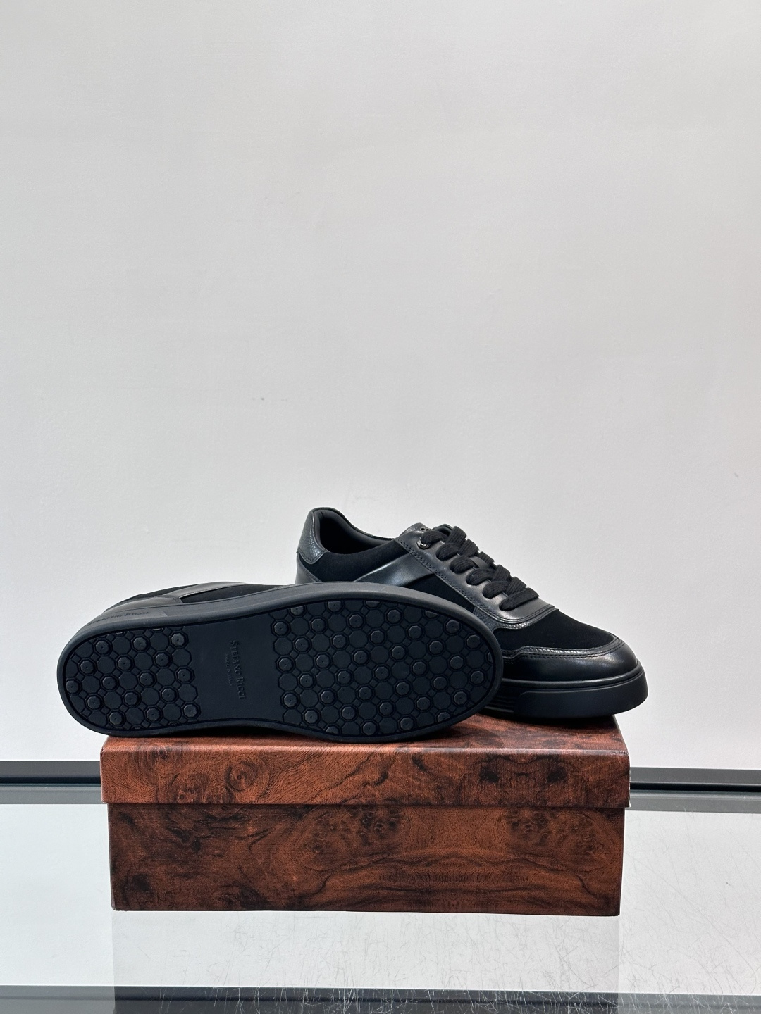 💙Stefano Ricci男士拼接运动鞋，意大利高端品牌出品，绒面与皮革拼接，质感细腻又耐用✨。橡胶鞋