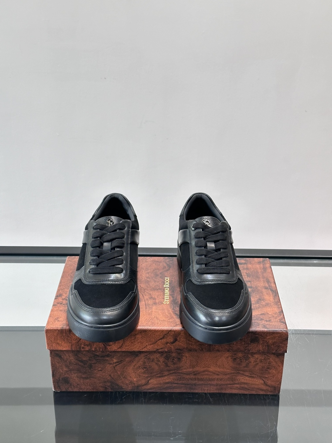 💙Stefano Ricci男士拼接运动鞋，意大利高端品牌出品，绒面与皮革拼接，质感细腻又耐用✨。橡胶鞋