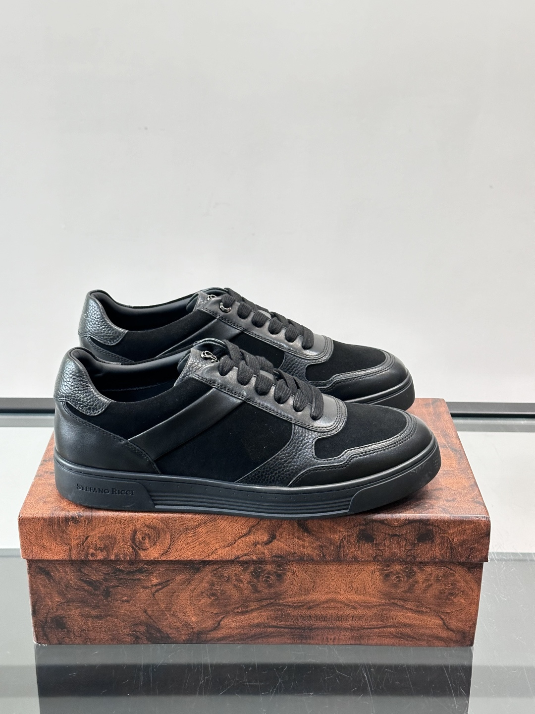 💙Stefano Ricci男士拼接运动鞋，意大利高端品牌出品，绒面与皮革拼接，质感细腻又耐用✨。橡胶鞋