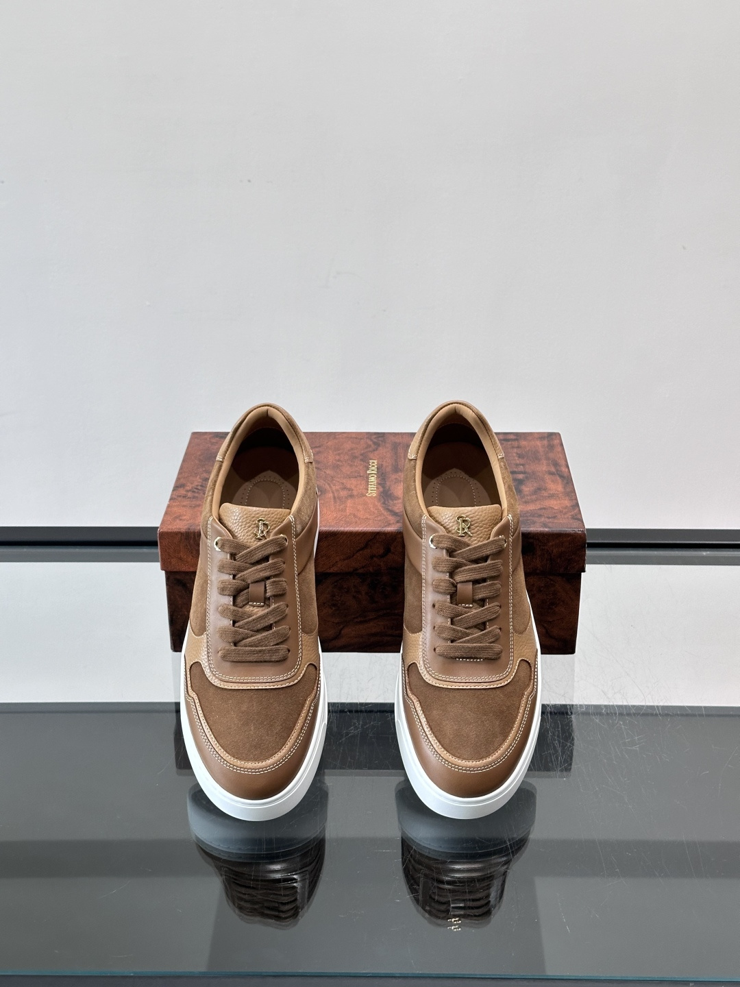 💙Stefano Ricci男士拼接运动鞋，意大利高端品牌出品，绒面与皮革拼接，质感细腻又耐用✨。橡胶鞋