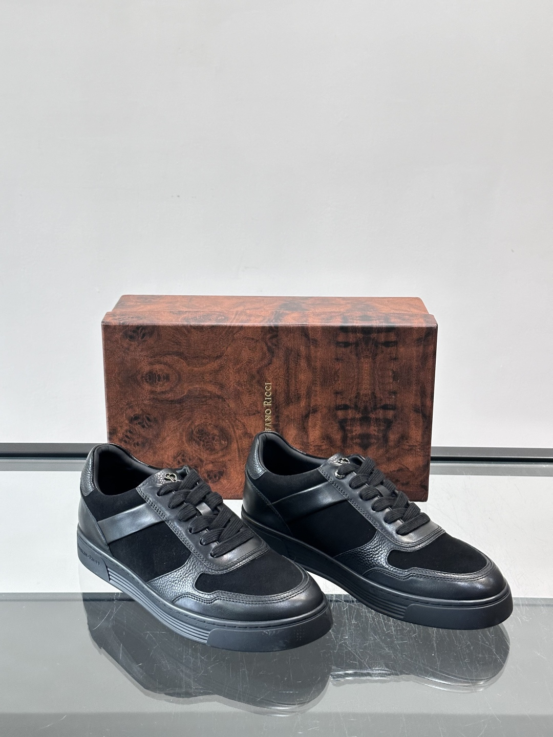 💙Stefano Ricci男士拼接运动鞋，意大利高端品牌出品，绒面与皮革拼接，质感细腻又耐用✨。橡胶鞋