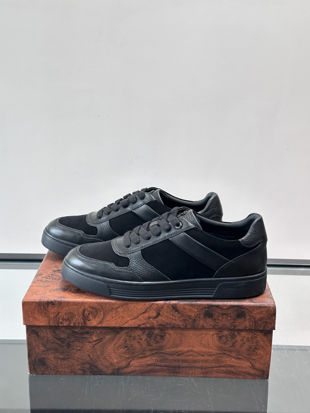 💙Stefano Ricci男士拼接运动鞋，意大利高端品牌出品，绒面与皮革拼接，质感细腻又耐用✨。橡胶鞋