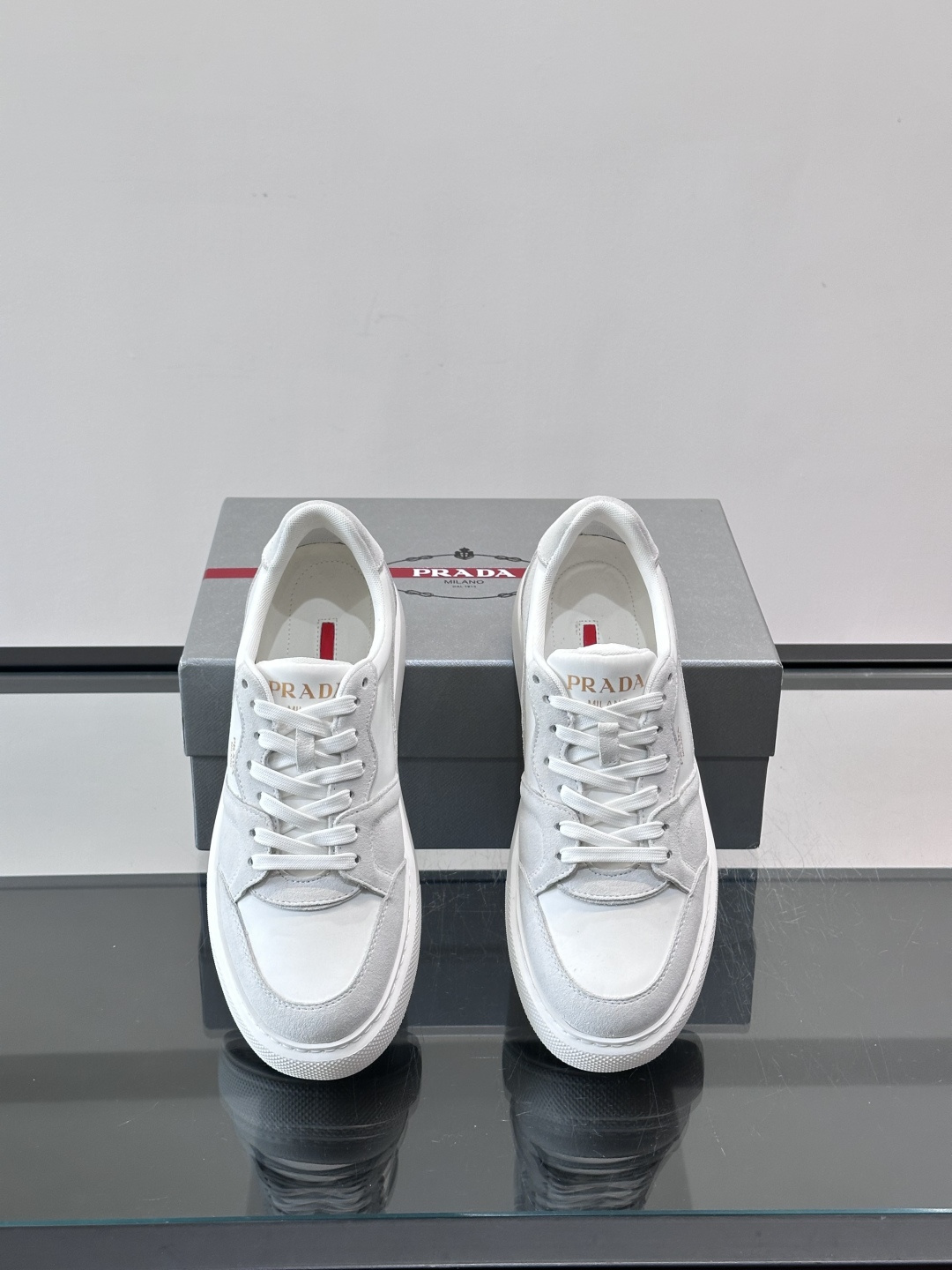 👟Prada这款拼接运动鞋，采用麂皮➕牛革，简约又有质感。侧面金色Logo超有辨识度✨，厚底橡胶鞋底，穿