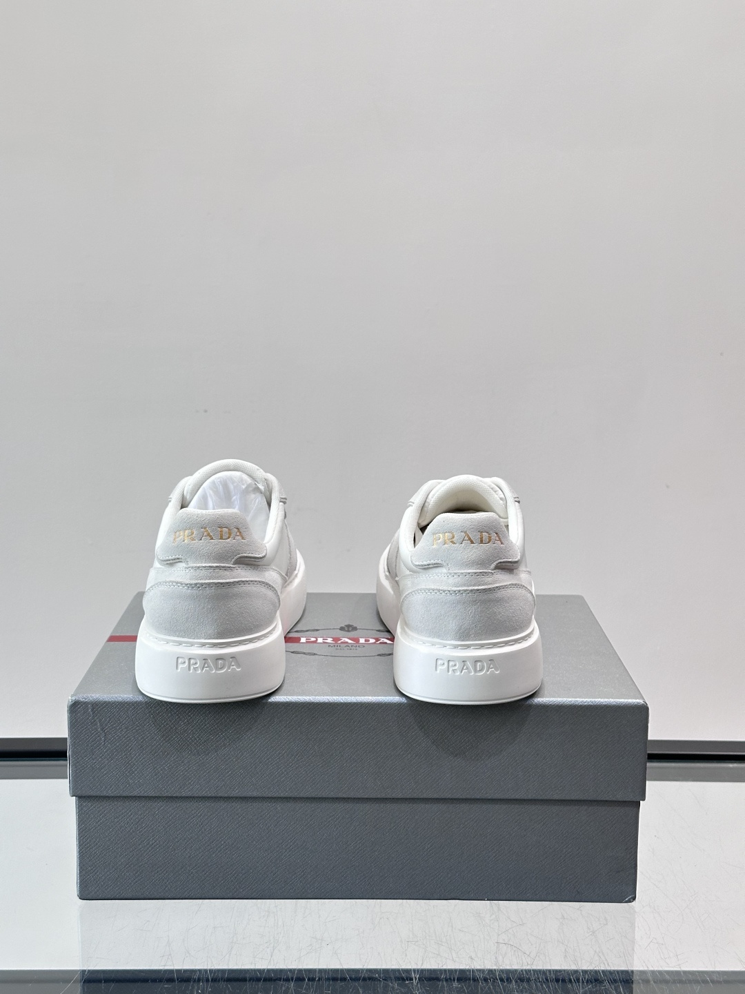 👟Prada这款拼接运动鞋，采用麂皮➕牛革，简约又有质感。侧面金色Logo超有辨识度✨，厚底橡胶鞋底，穿