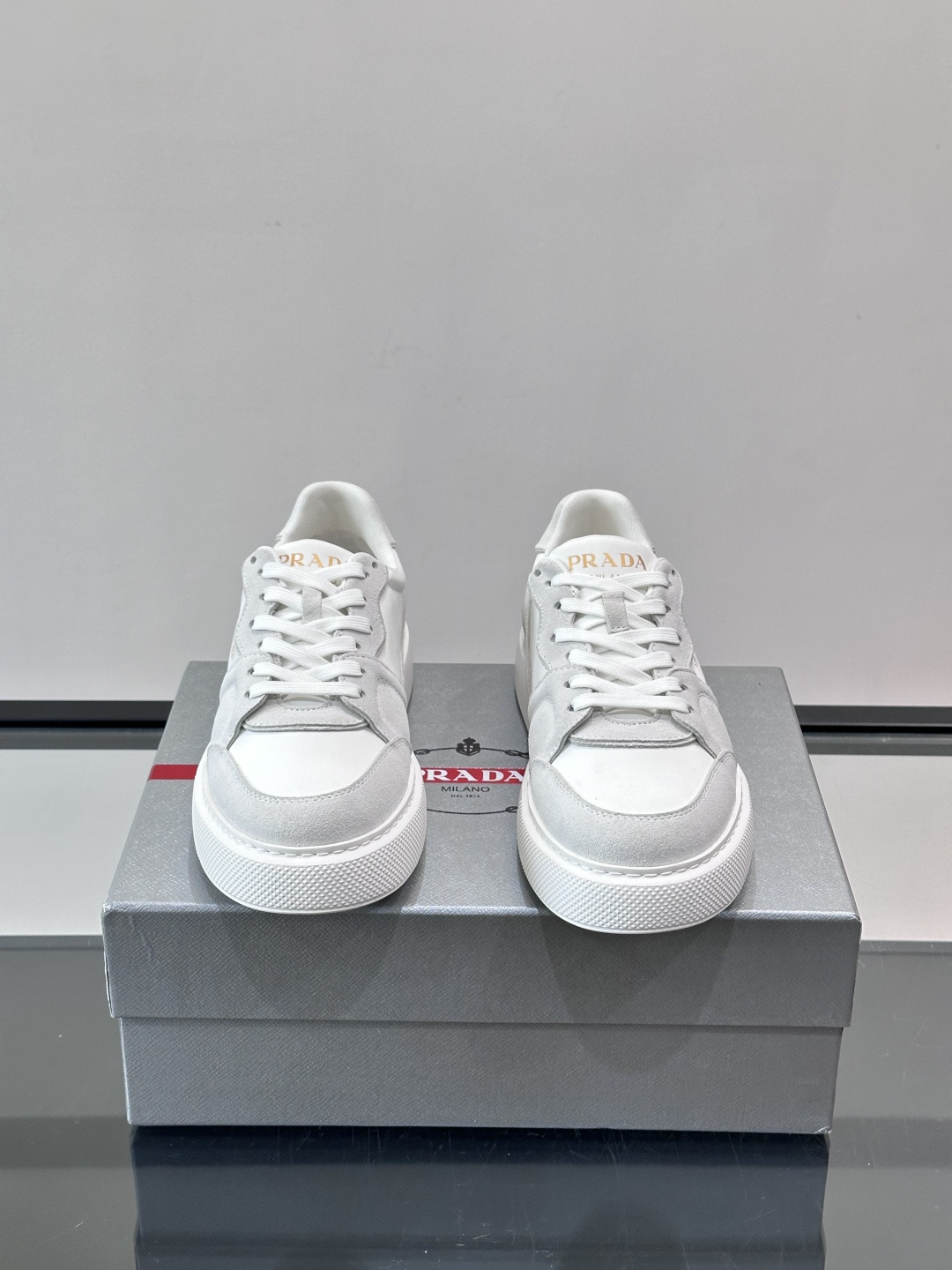 👟Prada这款拼接运动鞋，采用麂皮➕牛革，简约又有质感。侧面金色Logo超有辨识度✨，厚底橡胶鞋底，穿