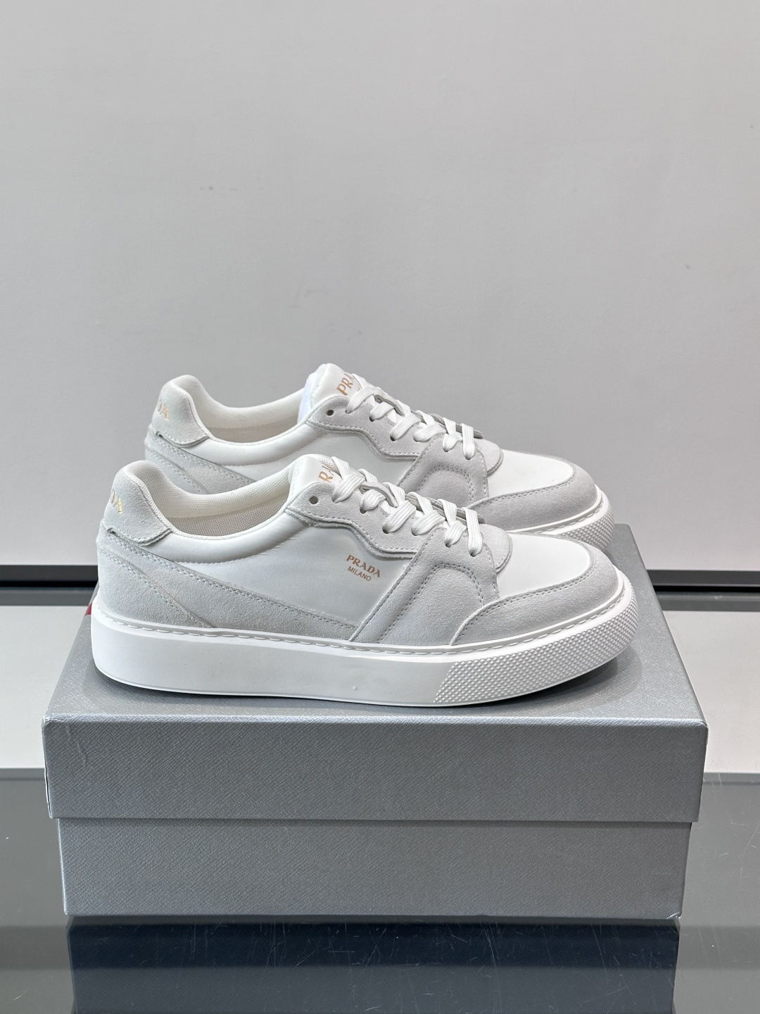 👟Prada这款拼接运动鞋，采用麂皮➕牛革，简约又有质感。侧面金色Logo超有辨识度✨，厚底橡胶鞋底，穿