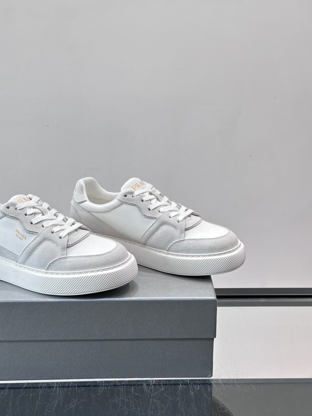 👟Prada这款拼接运动鞋，采用麂皮➕牛革，简约又有质感。侧面金色Logo超有辨识度✨，厚底橡胶鞋底，穿