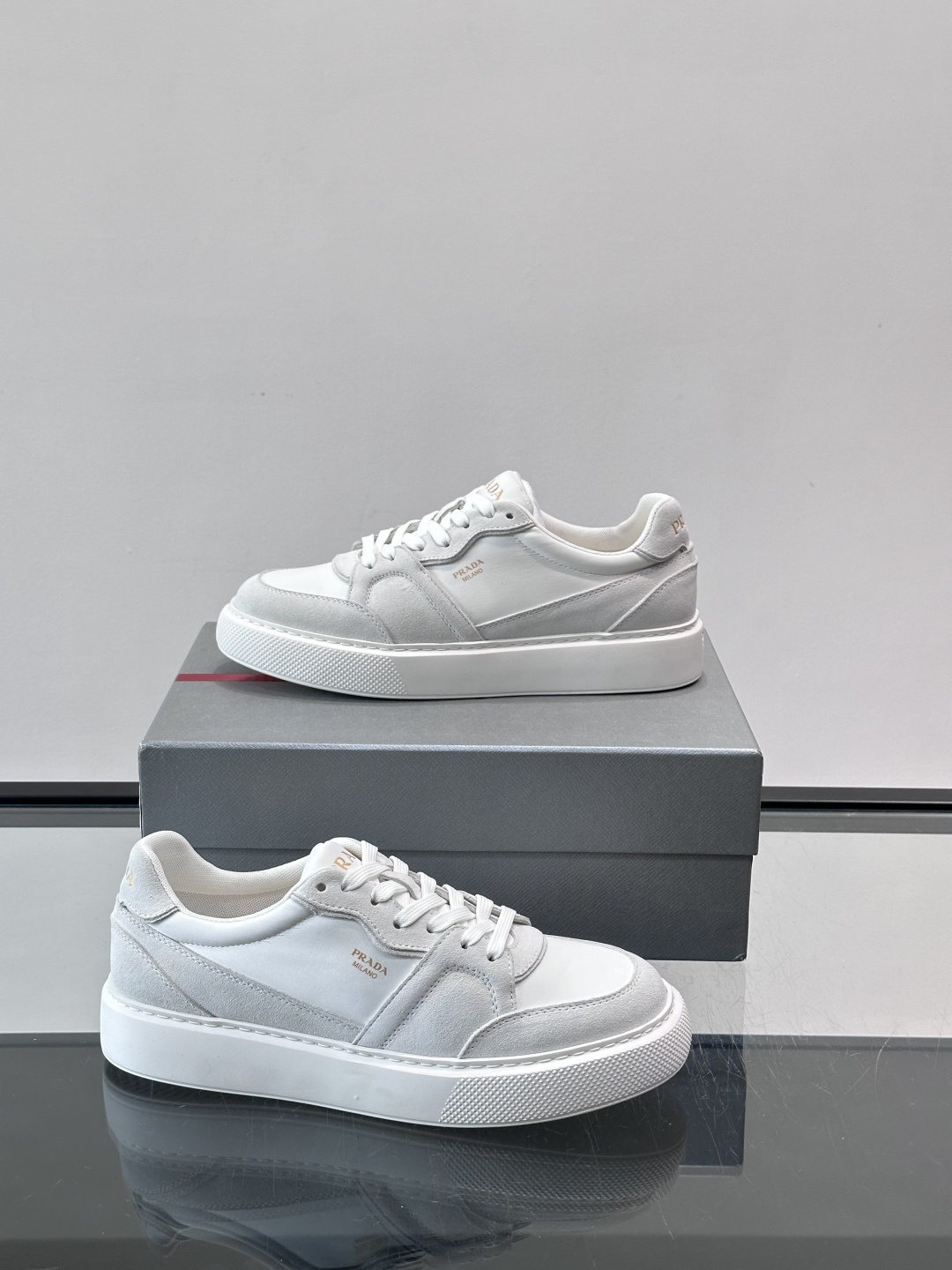 👟Prada这款拼接运动鞋，采用麂皮➕牛革，简约又有质感。侧面金色Logo超有辨识度✨，厚底橡胶鞋底，穿