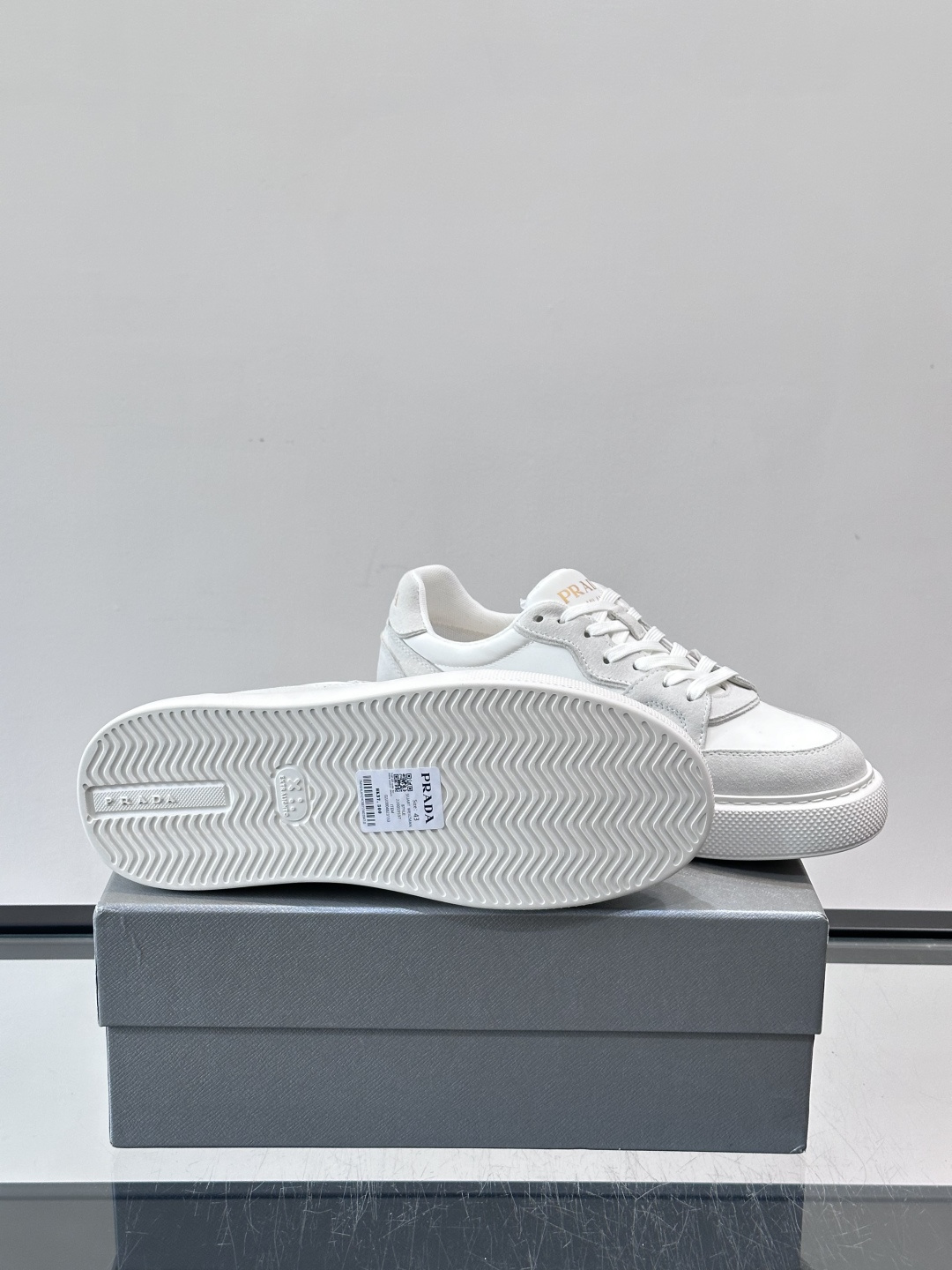 👟Prada这款拼接运动鞋，采用麂皮➕牛革，简约又有质感。侧面金色Logo超有辨识度✨，厚底橡胶鞋底，穿