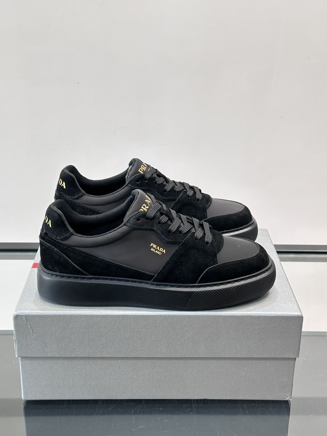 👟Prada这款拼接运动鞋，采用麂皮➕牛革，简约又有质感。侧面金色Logo超有辨识度✨，厚底橡胶鞋底，穿