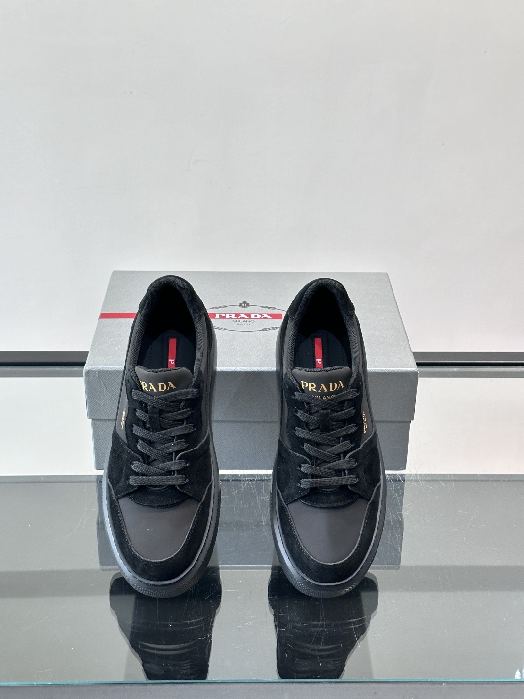 👟Prada这款拼接运动鞋，采用麂皮➕牛革，简约又有质感。侧面金色Logo超有辨识度✨，厚底橡胶鞋底，穿