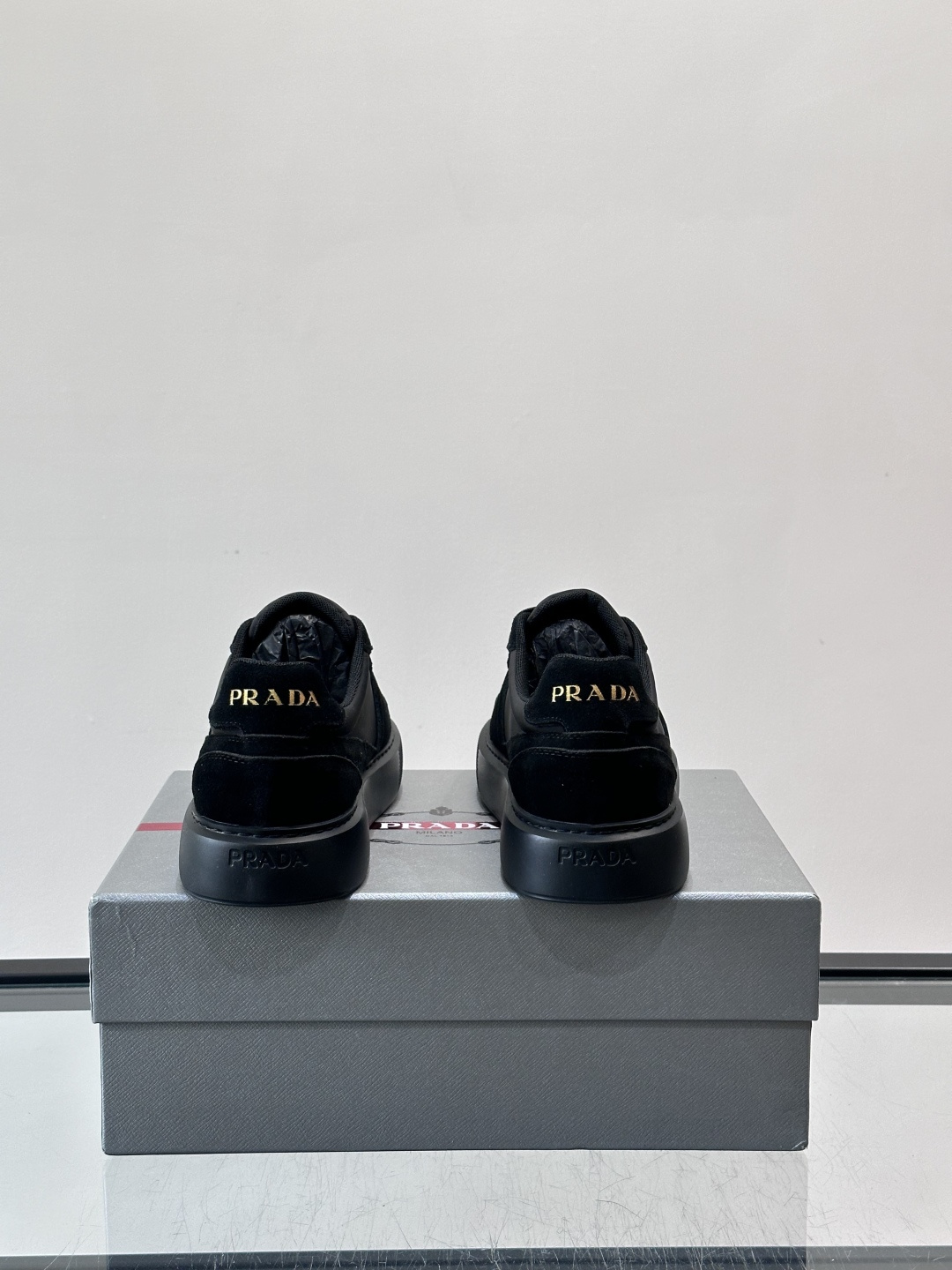 👟Prada这款拼接运动鞋，采用麂皮➕牛革，简约又有质感。侧面金色Logo超有辨识度✨，厚底橡胶鞋底，穿