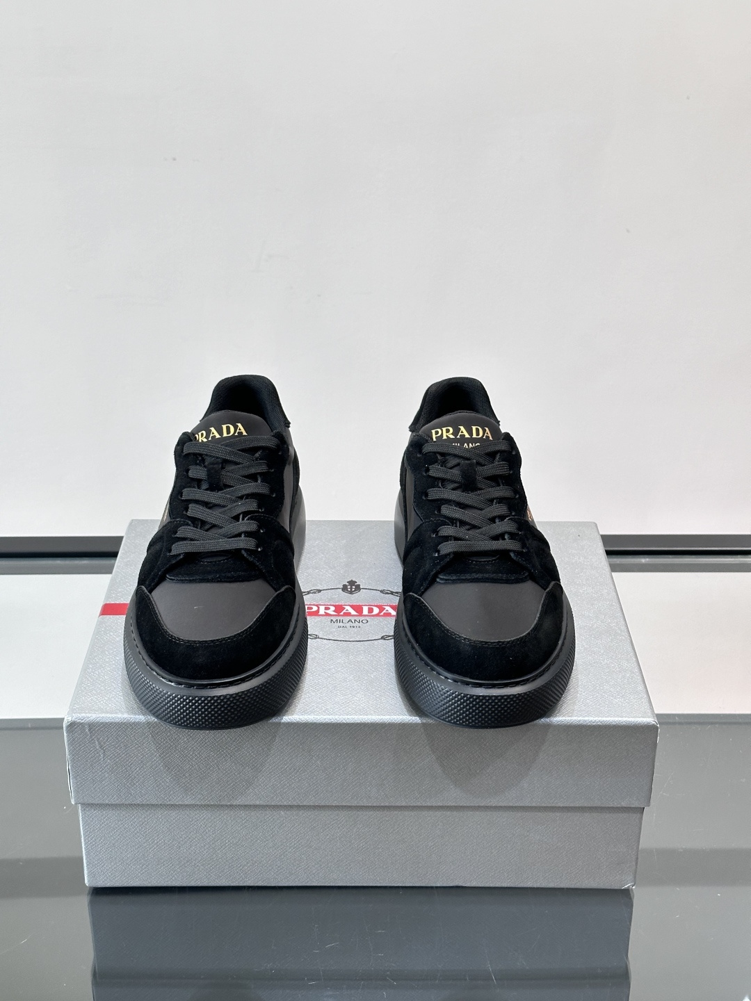 👟Prada这款拼接运动鞋，采用麂皮➕牛革，简约又有质感。侧面金色Logo超有辨识度✨，厚底橡胶鞋底，穿