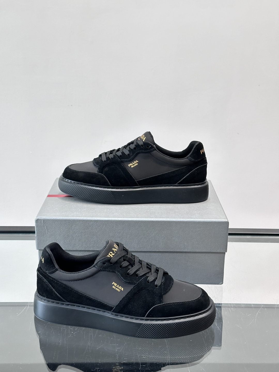 👟Prada这款拼接运动鞋，采用麂皮➕牛革，简约又有质感。侧面金色Logo超有辨识度✨，厚底橡胶鞋底，穿