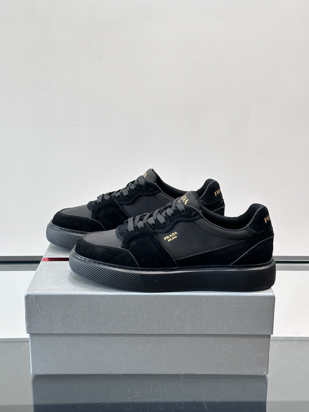 👟Prada这款拼接运动鞋，采用麂皮➕牛革，简约又有质感。侧面金色Logo超有辨识度✨，厚底橡胶鞋底，穿