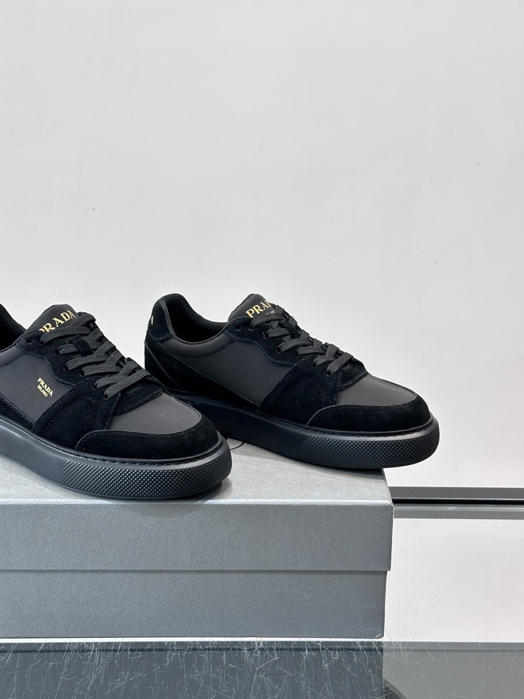 👟Prada这款拼接运动鞋，采用麂皮➕牛革，简约又有质感。侧面金色Logo超有辨识度✨，厚底橡胶鞋底，穿