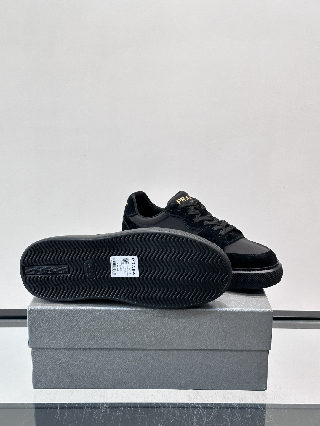 👟Prada这款拼接运动鞋，采用麂皮➕牛革，简约又有质感。侧面金色Logo超有辨识度✨，厚底橡胶鞋底，穿