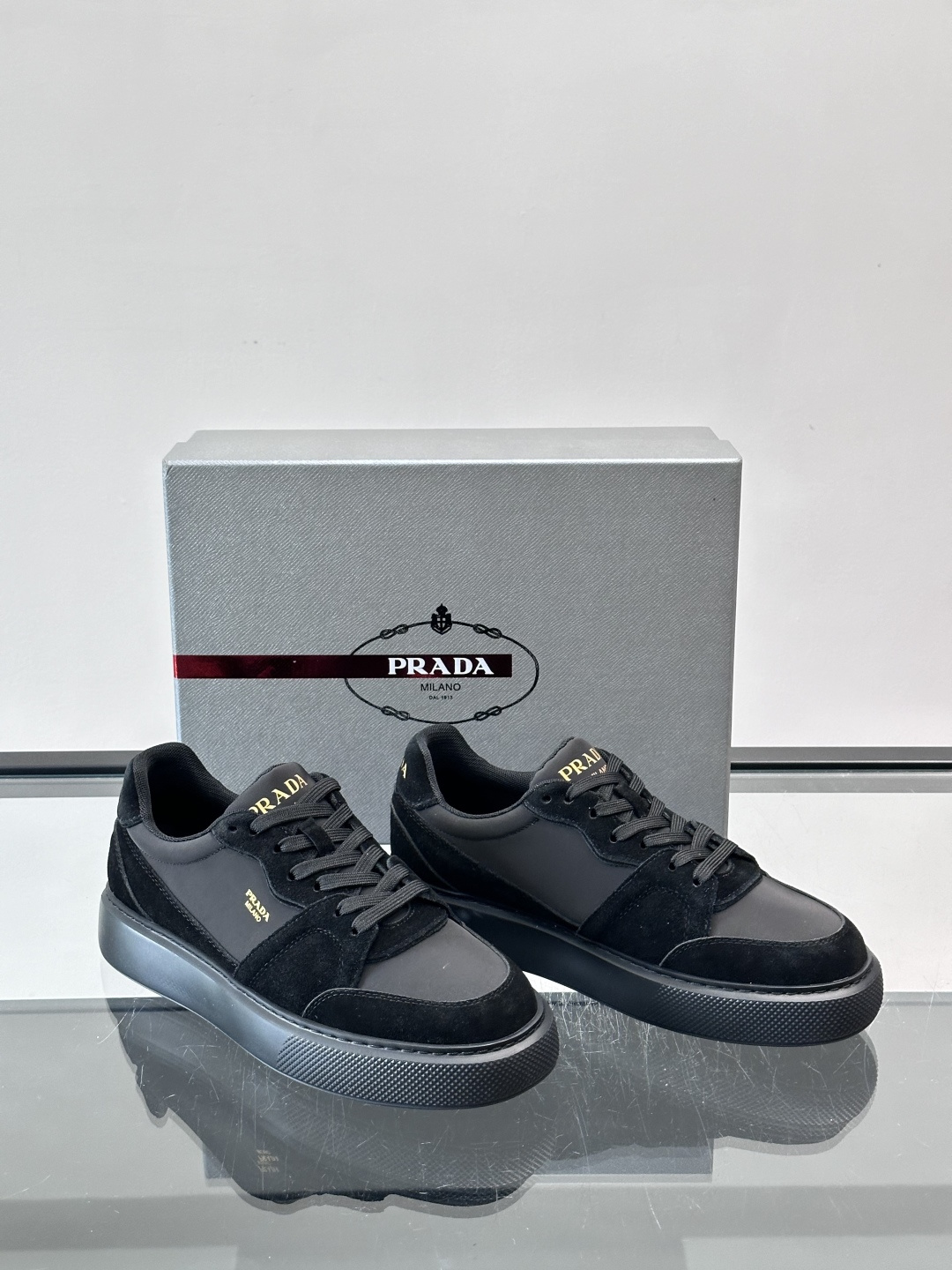 👟Prada这款拼接运动鞋，采用麂皮➕牛革，简约又有质感。侧面金色Logo超有辨识度✨，厚底橡胶鞋底，穿