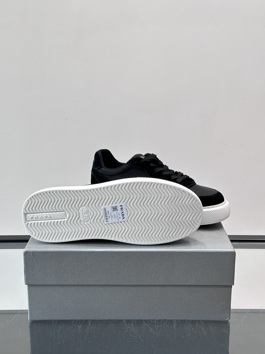 👟Prada这款拼接运动鞋，采用麂皮➕牛革，简约又有质感。侧面金色Logo超有辨识度✨，厚底橡胶鞋底，穿