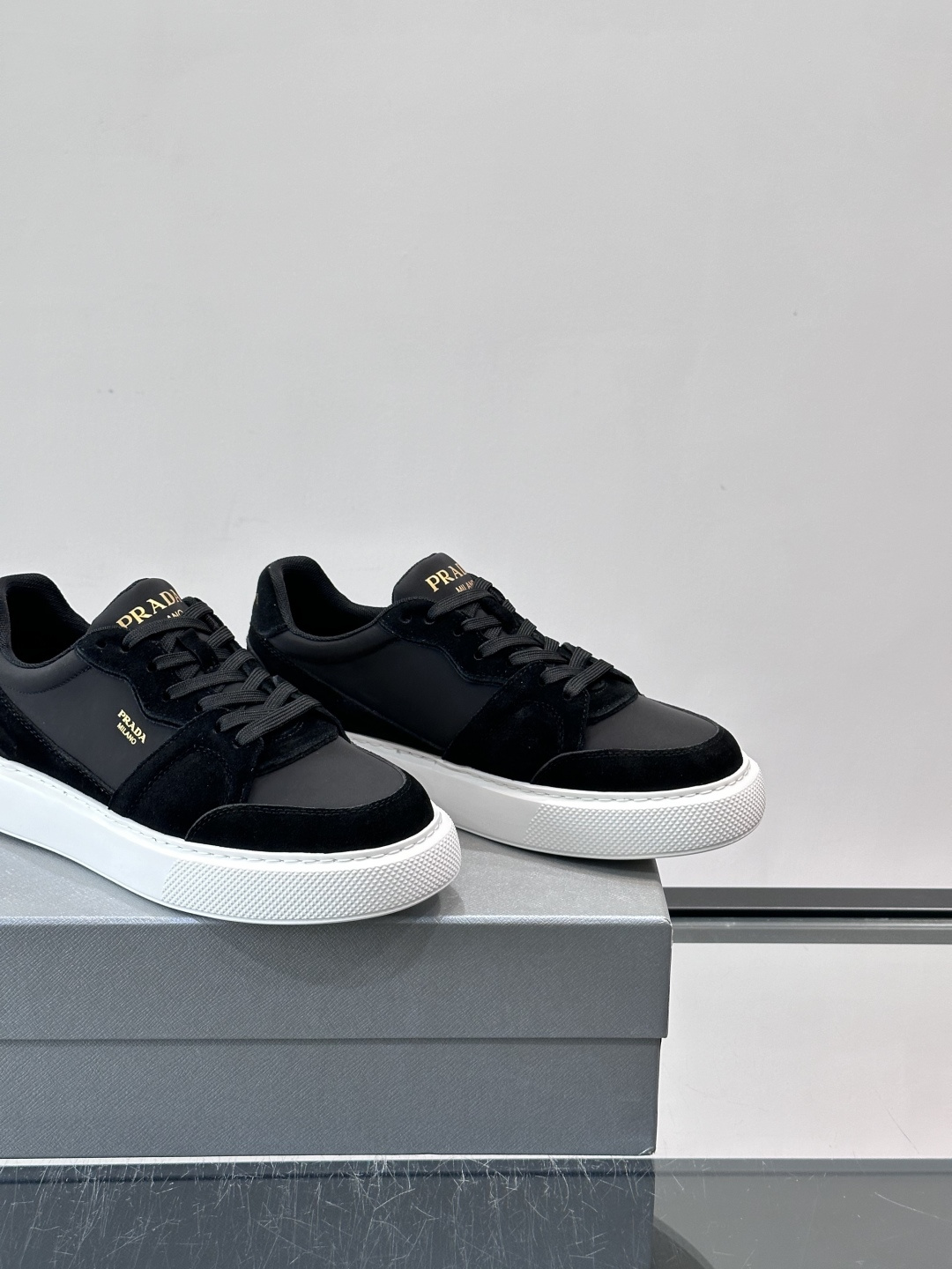 👟Prada这款拼接运动鞋，采用麂皮➕牛革，简约又有质感。侧面金色Logo超有辨识度✨，厚底橡胶鞋底，穿