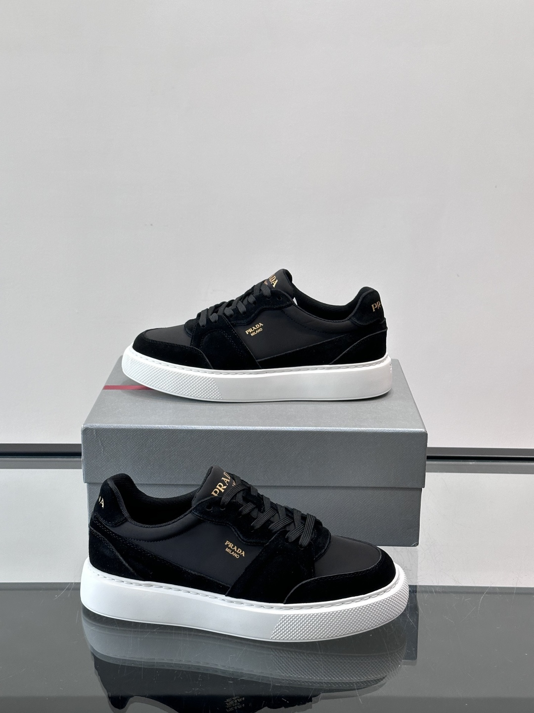 👟Prada这款拼接运动鞋，采用麂皮➕牛革，简约又有质感。侧面金色Logo超有辨识度✨，厚底橡胶鞋底，穿