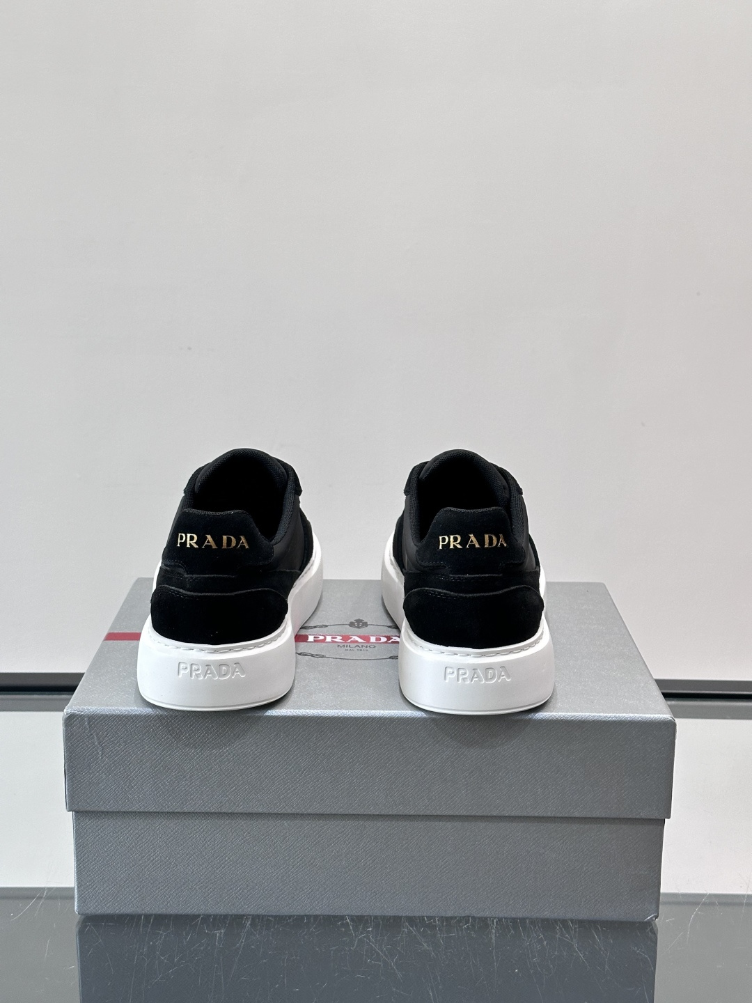 👟Prada这款拼接运动鞋，采用麂皮➕牛革，简约又有质感。侧面金色Logo超有辨识度✨，厚底橡胶鞋底，穿