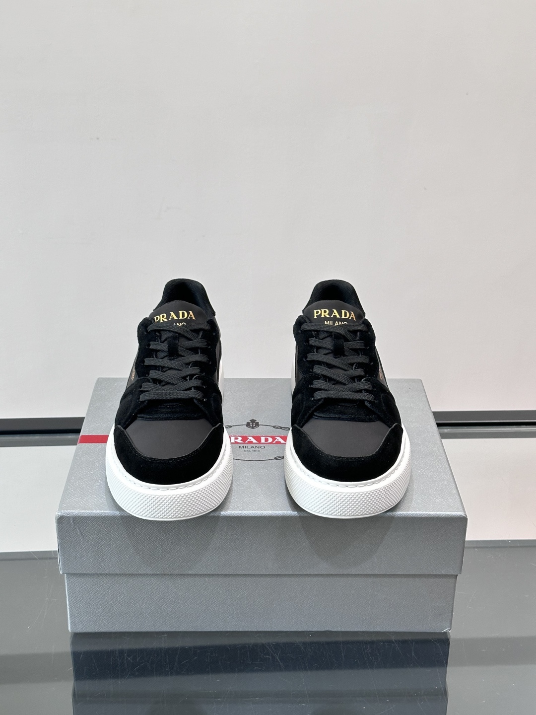 👟Prada这款拼接运动鞋，采用麂皮➕牛革，简约又有质感。侧面金色Logo超有辨识度✨，厚底橡胶鞋底，穿