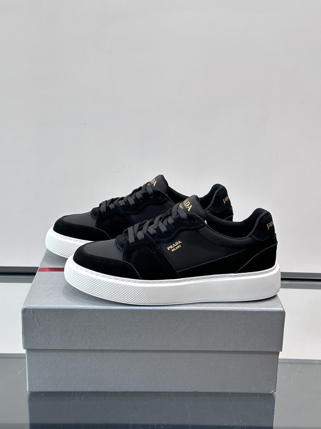 👟Prada这款拼接运动鞋，采用麂皮➕牛革，简约又有质感。侧面金色Logo超有辨识度✨，厚底橡胶鞋底，穿