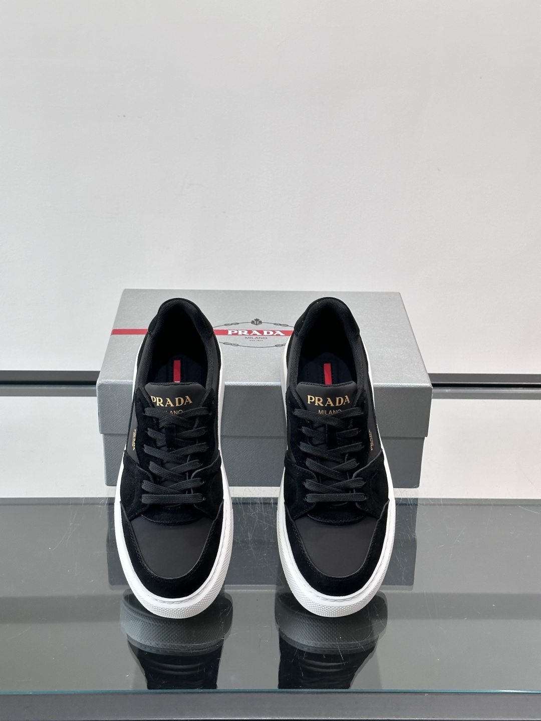 👟Prada这款拼接运动鞋，采用麂皮➕牛革，简约又有质感。侧面金色Logo超有辨识度✨，厚底橡胶鞋底，穿